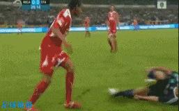 立刻滚出球场!这种人不配踢足球!足球场不是你出气的地方