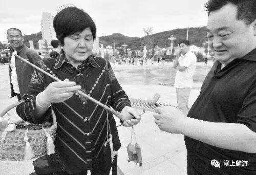 陕西麟游六旬大妈自编快板赞生活不服不行