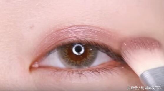 樱花粉眼妆教程图解,闪闪惹人爱的樱花眼妆教程来了