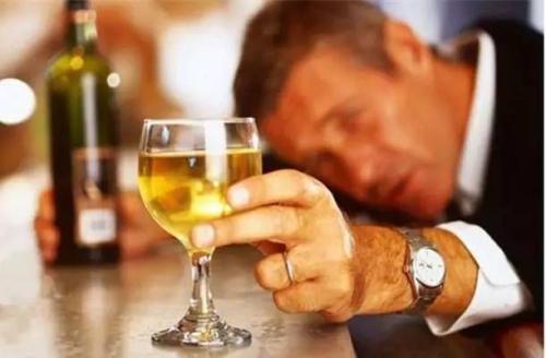 喝完酒第二天可以喝浓茶解酒吗,喝酒之前喝浓茶会有什么后果