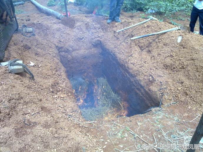 土葬挖坑的讲究,农村土葬挖坑好不好