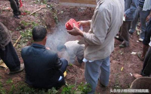 土葬挖坑的讲究,农村土葬挖坑好不好