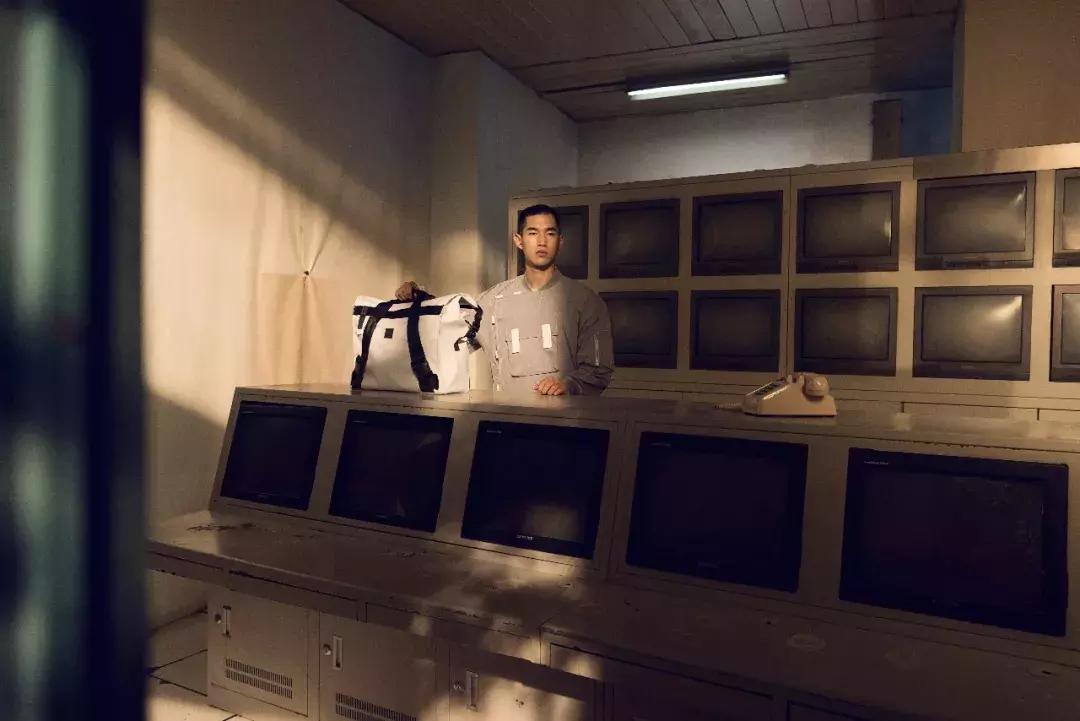 与HerschelSupply联名实属不易,但这个中国品牌做到了