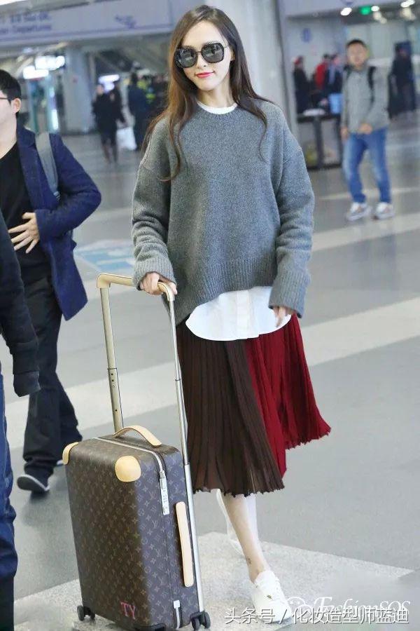 圆领卫衣长款百褶裙搭配图女款,百褶裙搭配卫衣搭配丝袜乐福鞋