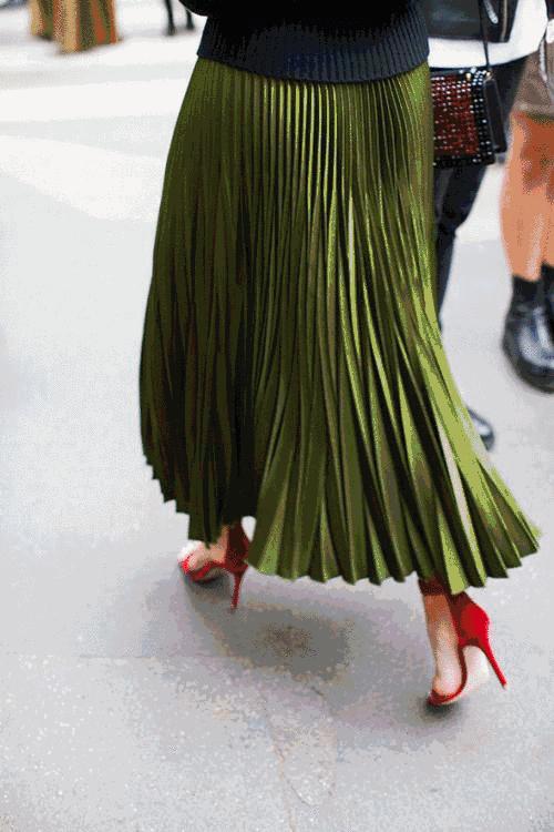 圆领卫衣长款百褶裙搭配图女款,百褶裙搭配卫衣搭配丝袜乐福鞋