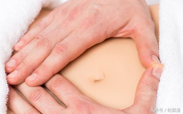 肚脐眼抠过很臭是什么原因,肚脐眼抠出黄色的液体发臭