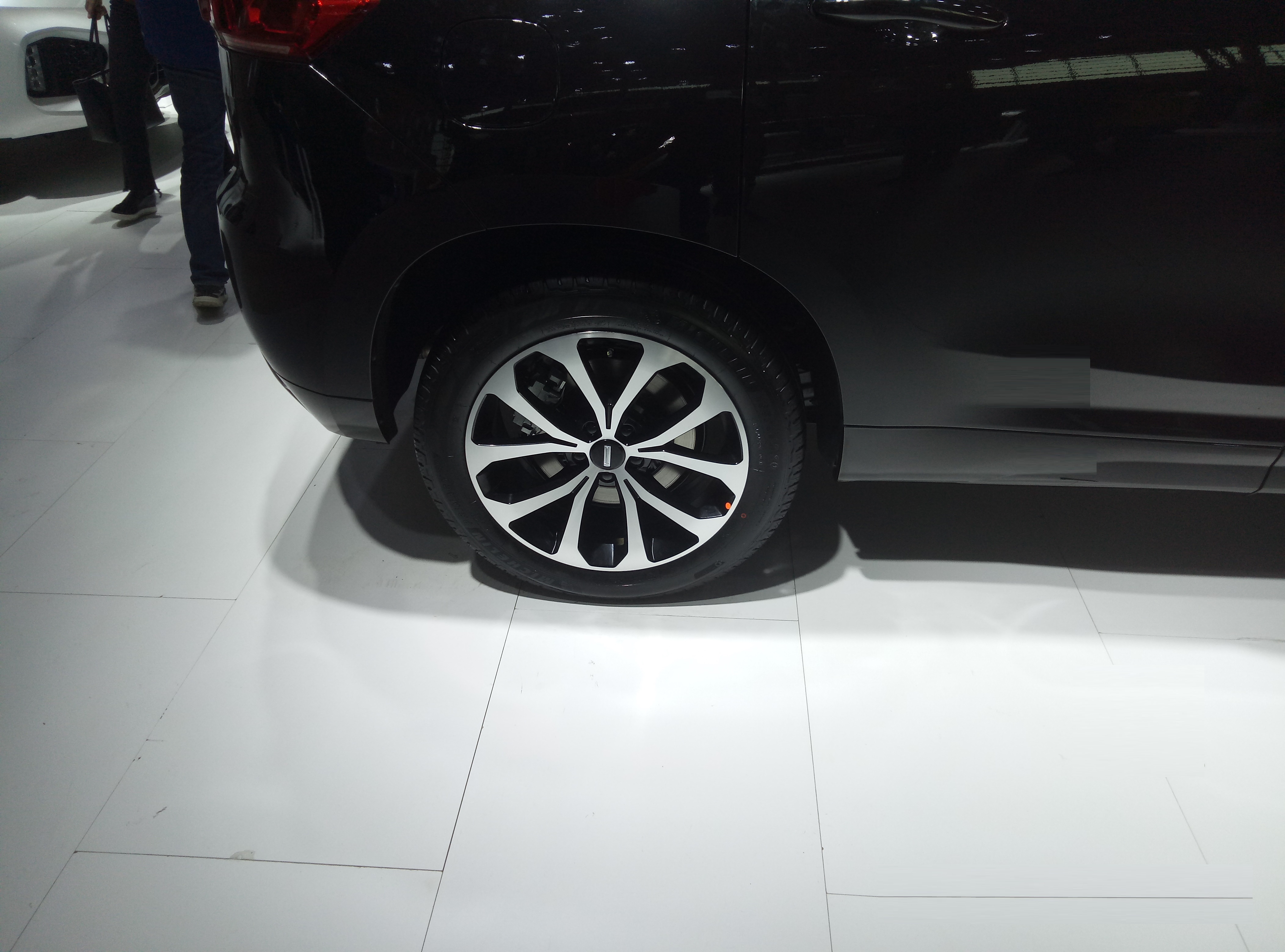 网上买米其林轮胎去什么店装靠谱,米其林20555r1691v轮胎多少钱一条