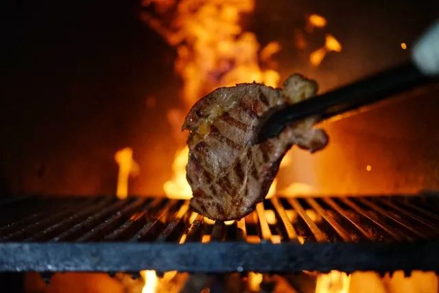 揭秘“X”餐吧，不仅美食份量MAX，鸡尾酒还花样百出！