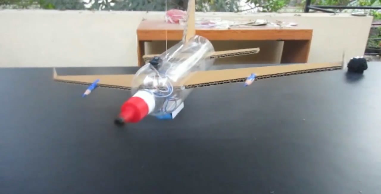 单桨飞机手工制作,用瓶子怎么做微型飞机