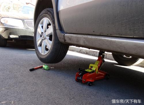 如何给汽车更换备胎？备胎更换步骤