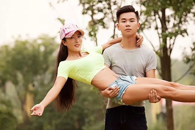 世界最年轻辣妈身材,比基尼走秀夏日套装欧美辣妈