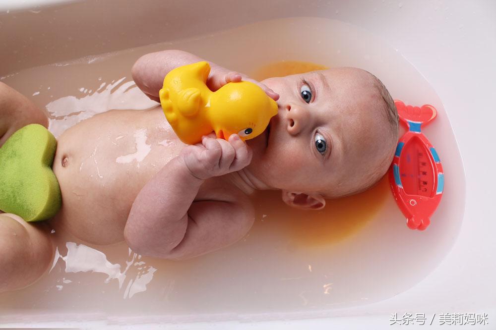 3个月纯母乳女宝宝尿液有股很大骚味，正常吗？