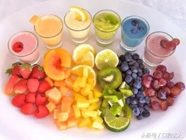 女生戴牙套吃东西日常,带着牙套该怎么吃饭