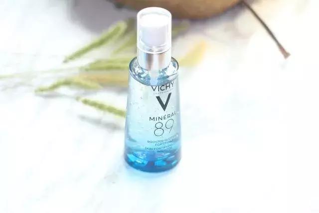 安瓶精华和小黑瓶哪个好,安瓶和安瓶精华的区别在哪里