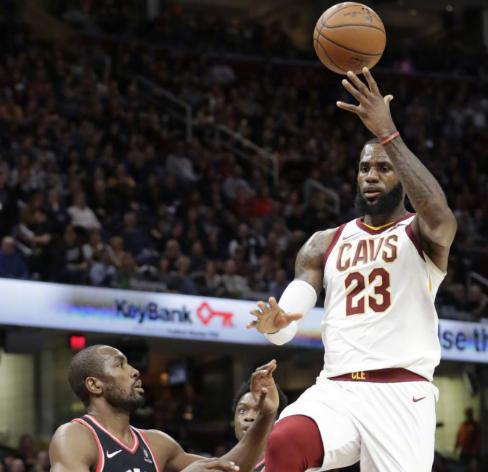 垃圾兄弟真的垃圾！被打出血也无法阻挡詹无忌倚天屠龙！