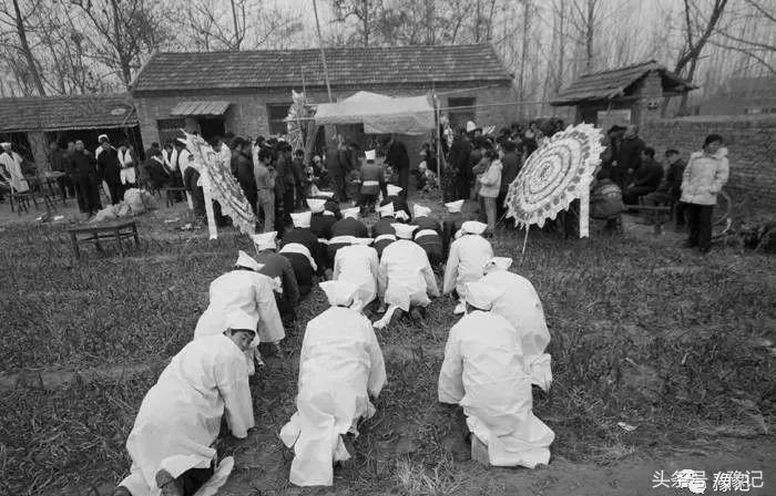 清明祭英烈告慰逝者,清明时节如何祭奠逝去的亲人