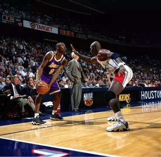 科比黑曼巴战靴,回忆科比经典