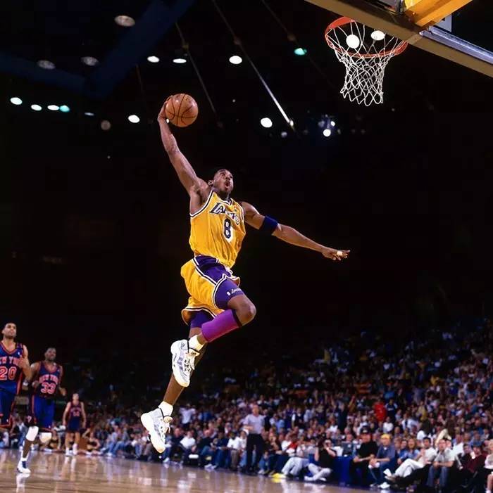 科比黑曼巴战靴,回忆科比经典