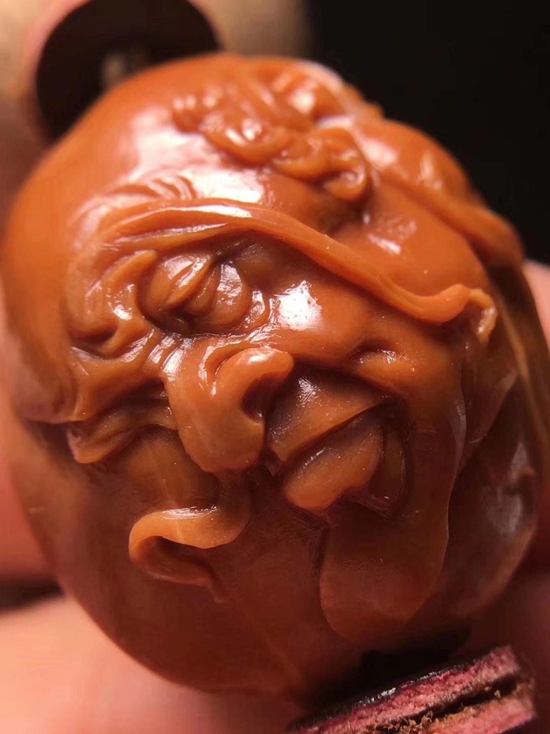 橄榄核雕有哪些套路,橄榄核小籽雕刻师