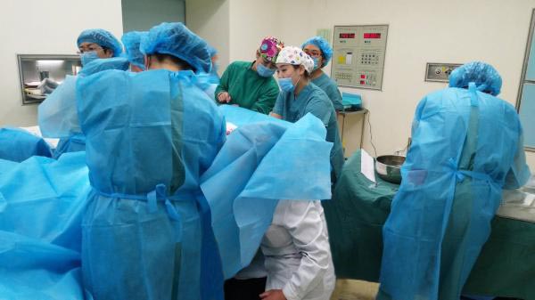 产妇突发脐带脱垂,生死时速孕妇大出血片段