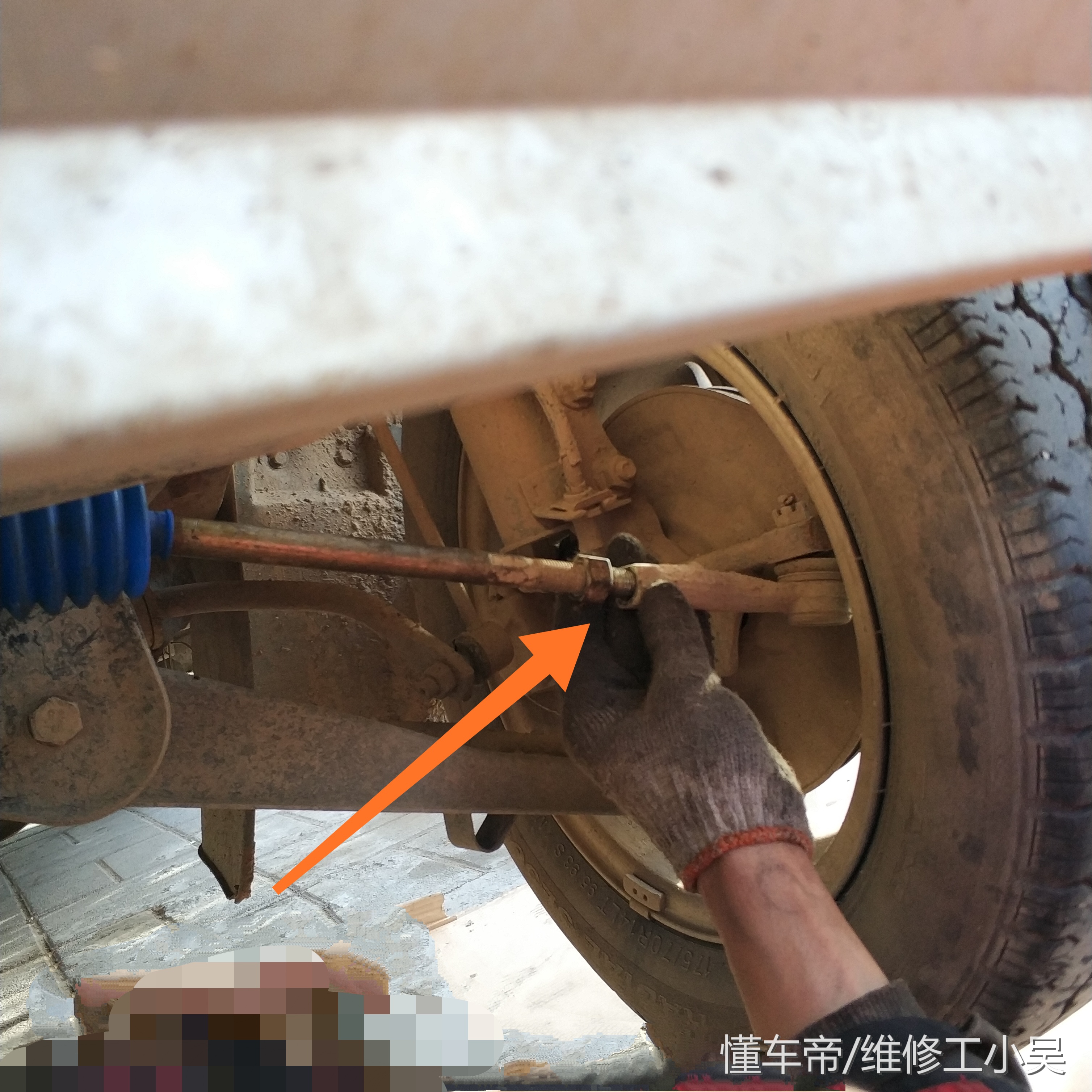 行驶中的汽车左转向拉杆掉了，师傅感慨：车主的做法太冒险了！
