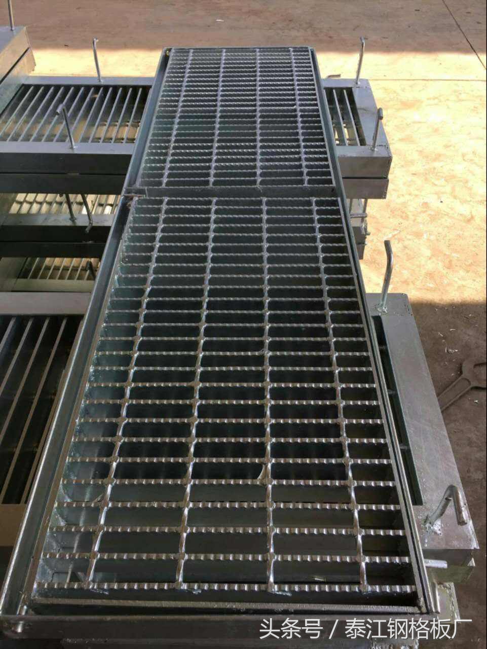 水沟盖板热镀锌钢格栅参数,水沟雨水篦子热镀钢格板定制厂家