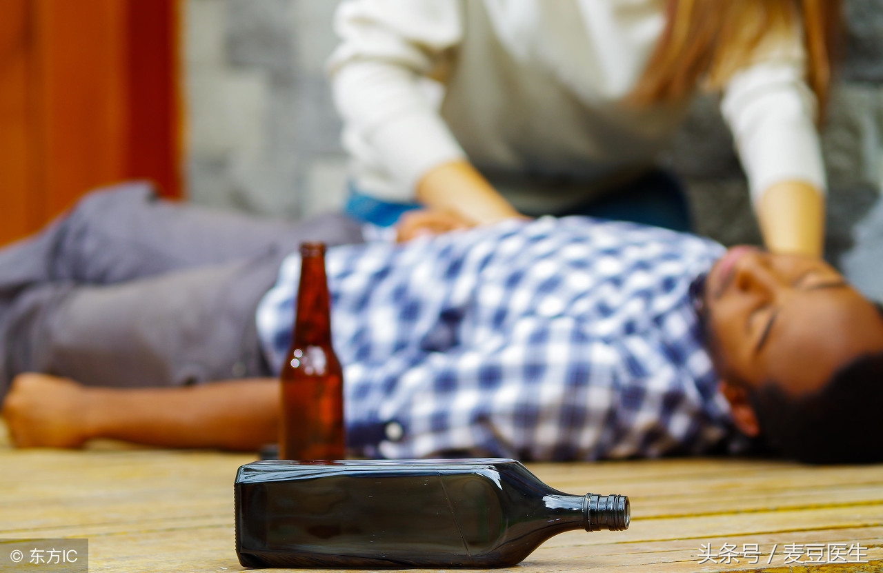 老人误吞假牙危险吗,老人误吞整排假牙会有什么症状