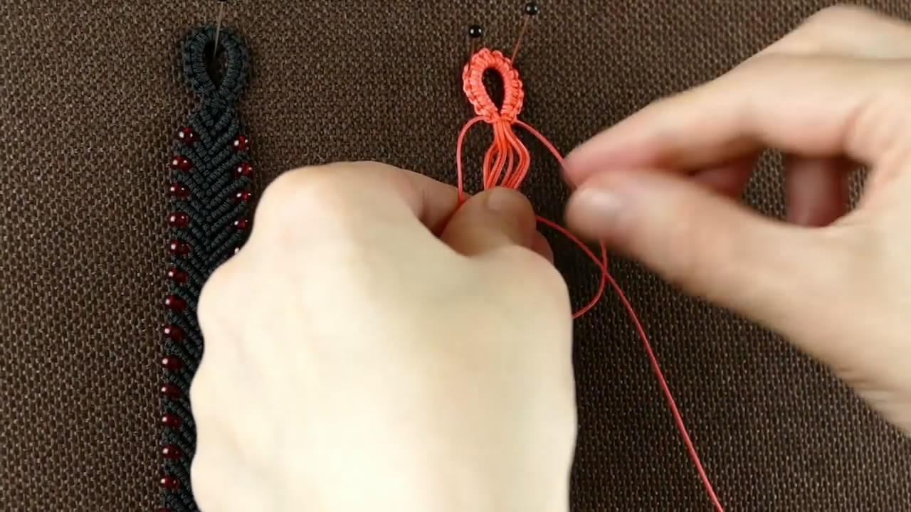 金刚结串珠手链编织教程,粉色水晶串珠手链编织教程