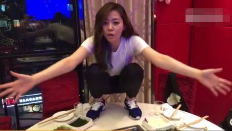 张靓颖蹲火锅桌上唱歌,张靓颖蹲