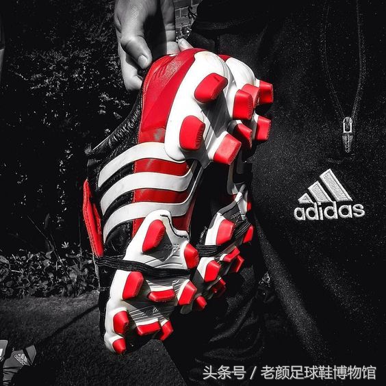 2002年的阿迪达斯鞋银色,阿迪达斯足球鞋哪一代最经典