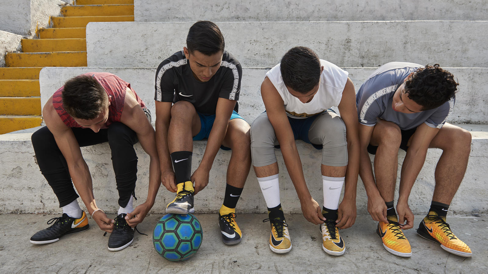 足球鞋美津侬和亚瑟士缓震,足球鞋中底软会怎么样