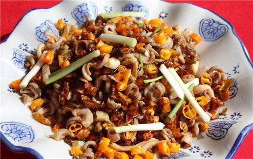 猪肚和什么菜搭配颜色好看又好吃,猪肚禁忌食物搭配