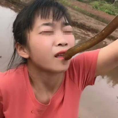 “等我上了你再说……”他的热吻顿时落下