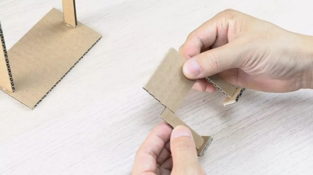 怎么用纸板制作电脑小子玩具,用纸板做的棍子玩具