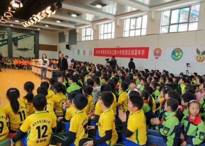 江苏校园足球体制日渐完善13岁学生踢进专业队学习和训练可兼顾