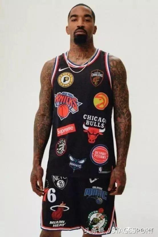 谁说打篮球就一定要穿好的球鞋,supreme白色足球衣