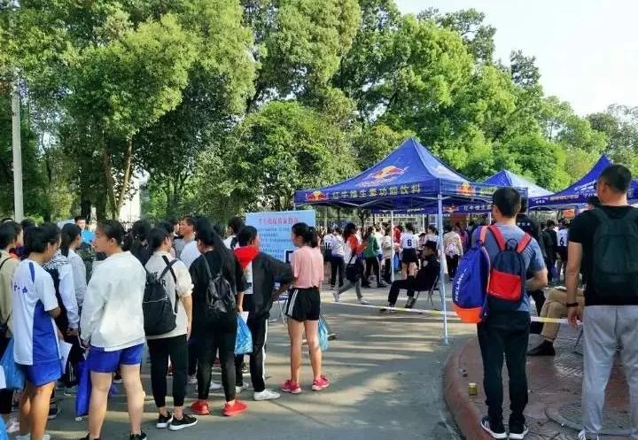 流过汗水也流过泪水,人没受过伤人没流过泪