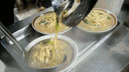 一天卖100斤面！阜阳这家刀削面，一到晚上门口就火到堵路