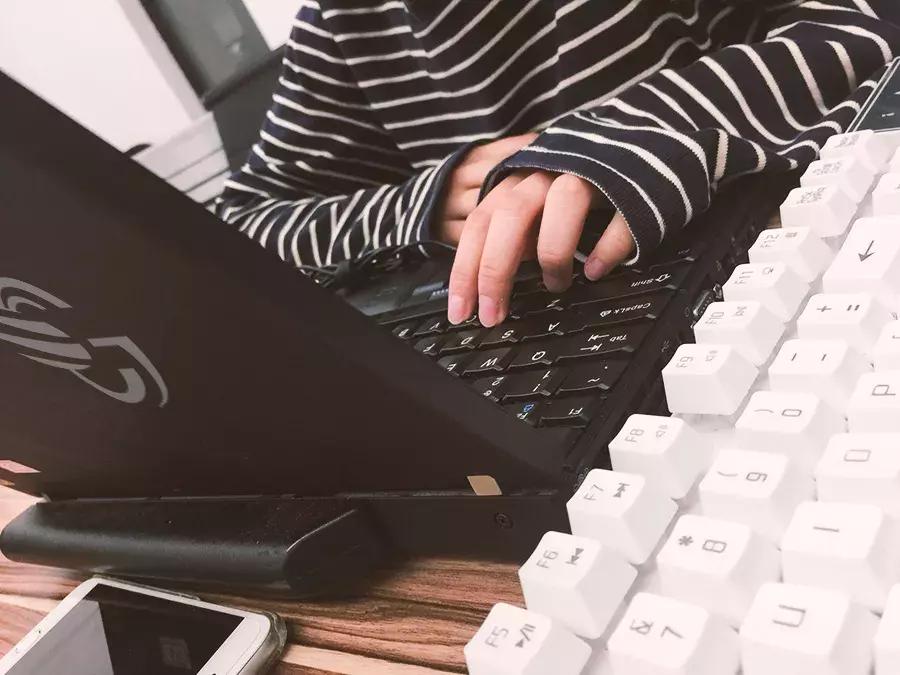 自从有了中级职称,喝酸奶再也没有舔过盖子了