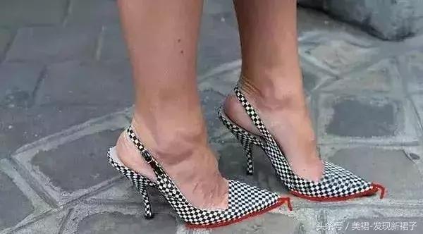 高跟鞋不跟脚前面磨小指,高跟鞋大拇指往下磨脚怎么办