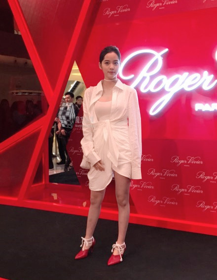 欧阳娜娜台上休闲装,欧阳娜娜近日活动礼服