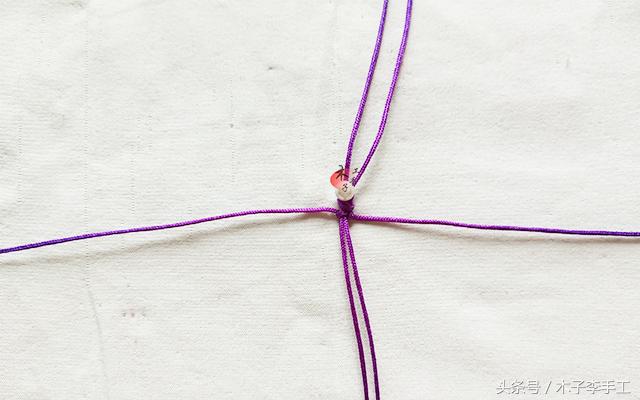 红绳手链比较简单的,用红绳亲自做可以拉伸的手链