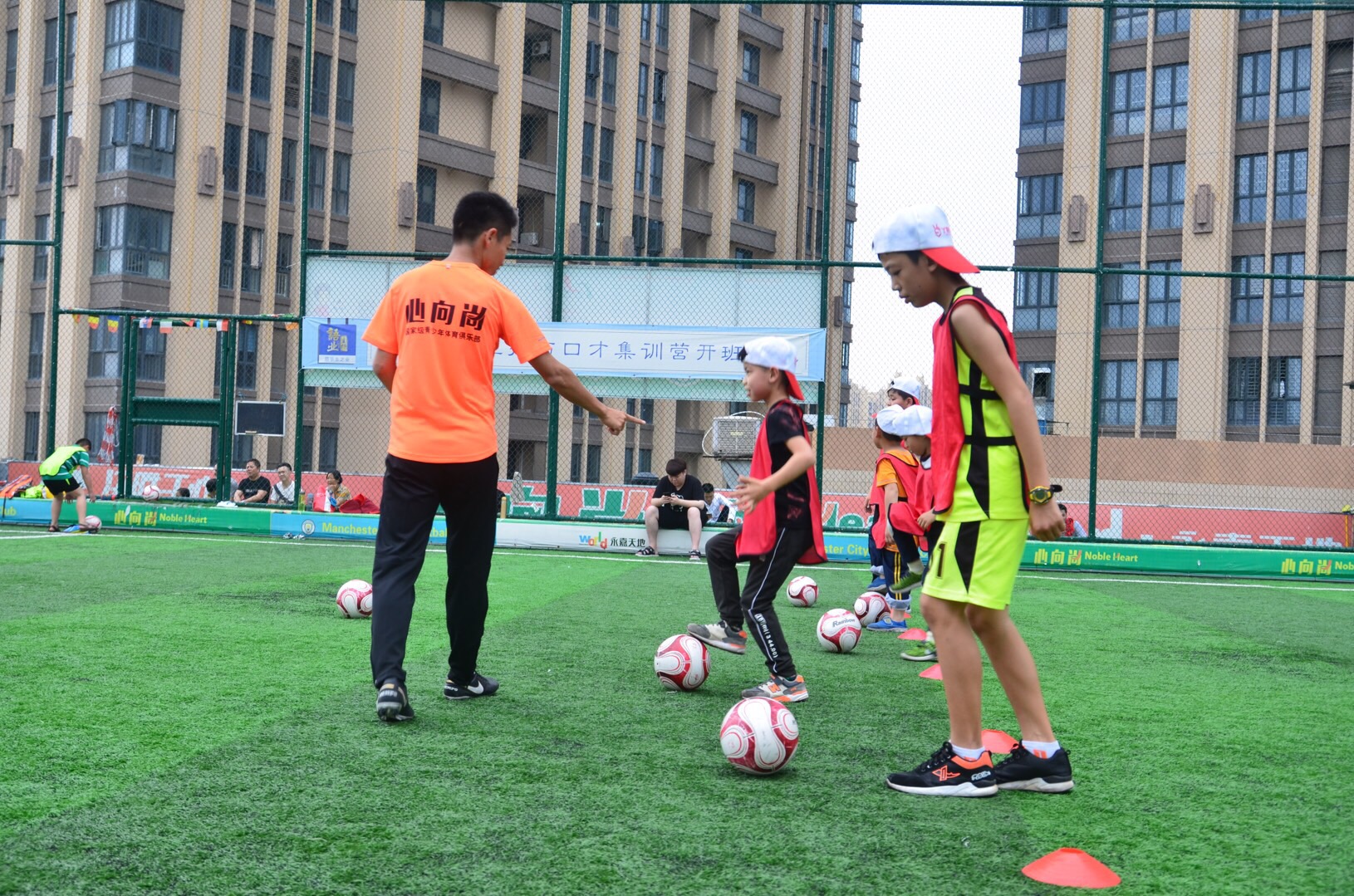 丫好小记者汗洒漳浦首家空中足球场，体验足球入门课！