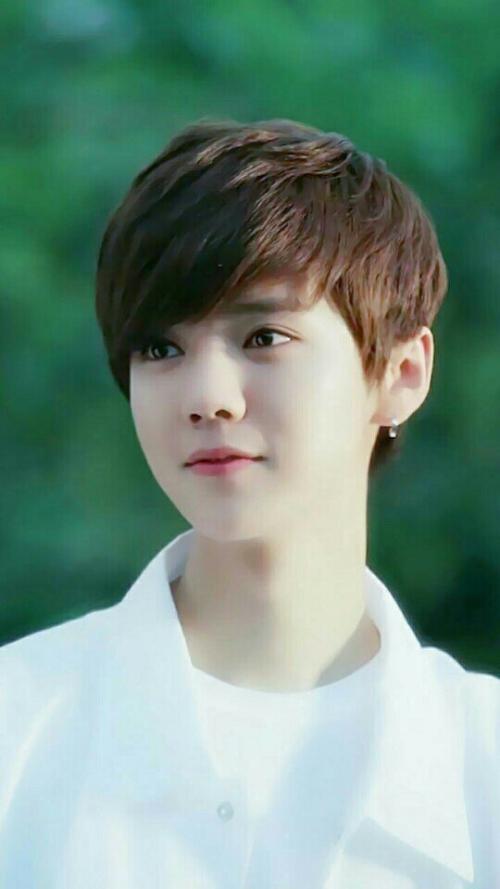 鹿晗上学踢足球,鹿晗踢足球表演比赛视频