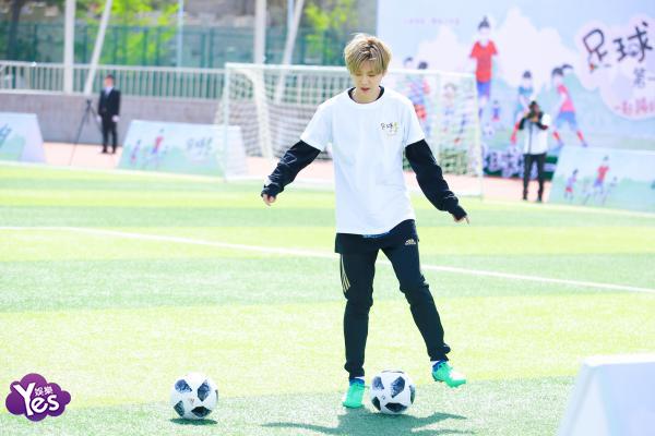 鹿晗想让爱足球的孩子有学习机会开办小型足球公益活动