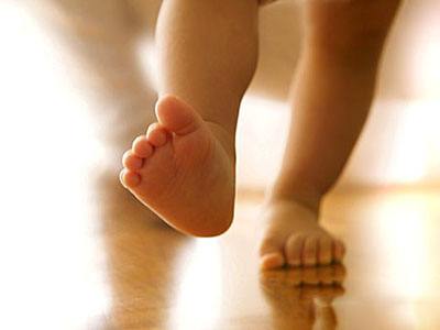 2岁宝宝走路内八字和什么有关,两岁宝宝走路有点内八字怎么矫正