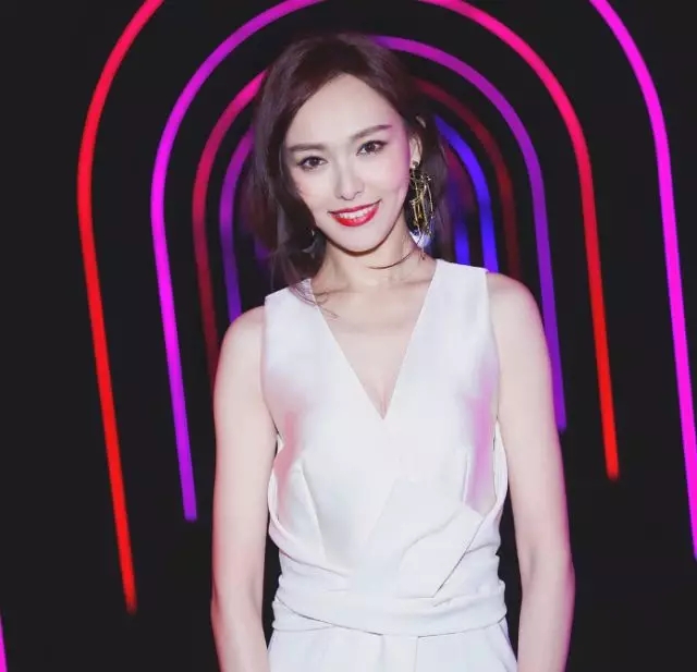 头大脸大适合什么发型女士,脸大的人适合什么样的发型