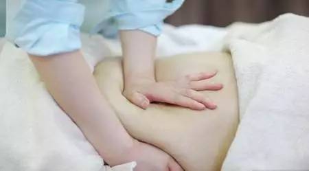 剖腹产其实也很疼，护士压产妇肚子，生孩子太不容易了