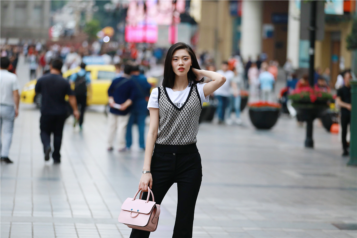 重庆解放碑美女街拍,解放碑步行街拍照姿势女生