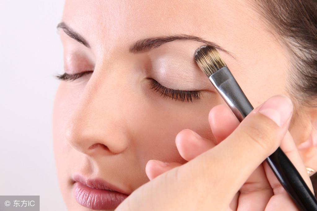 为什么化完妆会浮粉起皮,化完妆脸起皮该如何化妆